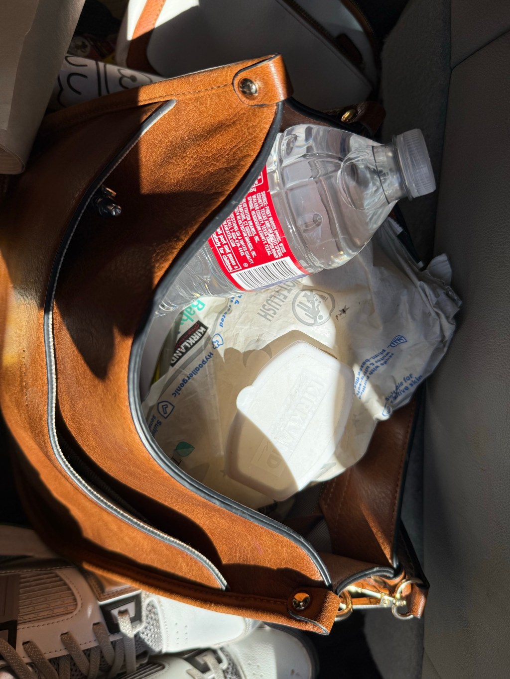 👜✨ Things in My Purse as a Twin Mom (and no… it’s not aesthetic&nbsp;😂)